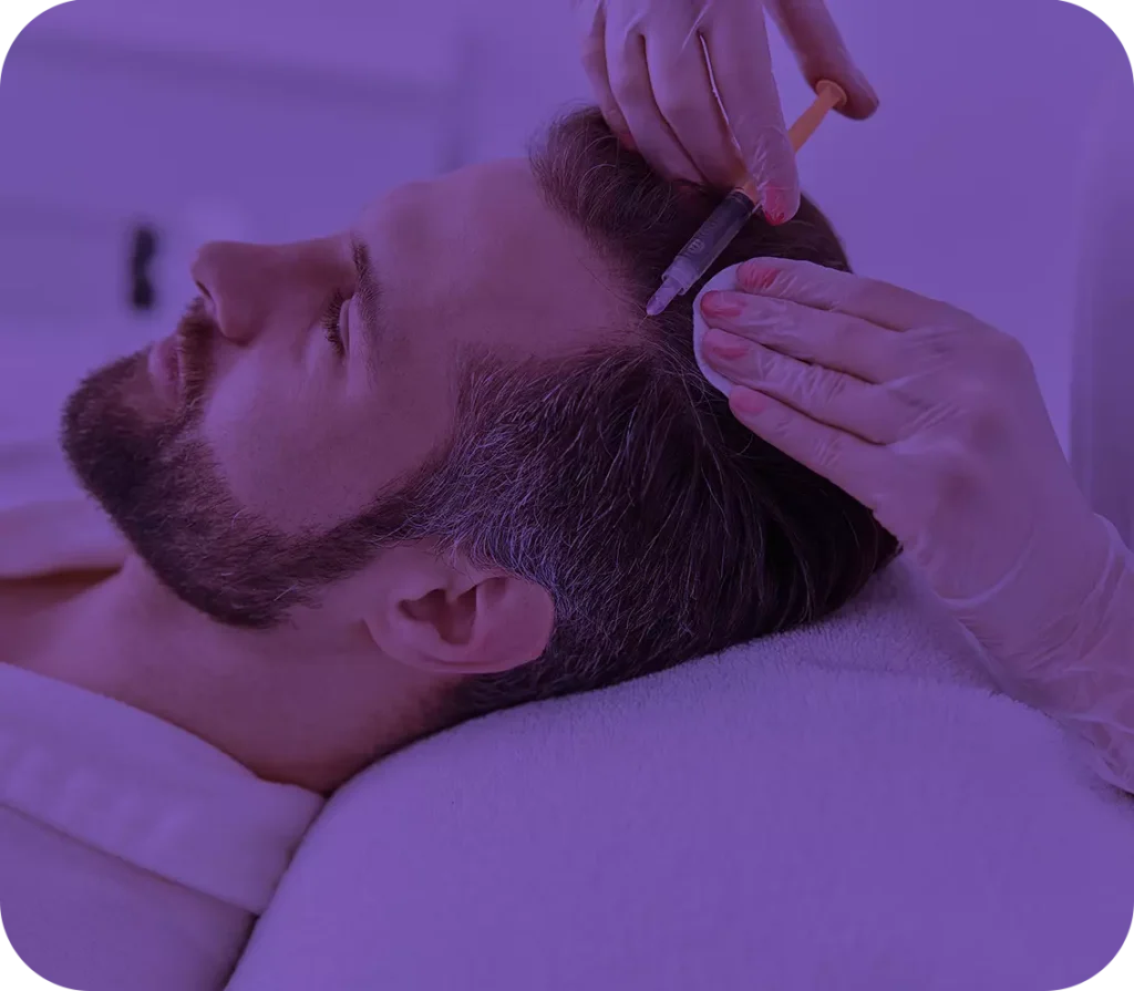 close-up-faz-injecoes-de-mesoterapia-em-um-jovem-tratamento-do-sexo-masculino-por-esteticista-para-estreitamento-e-suavizacao-de-rugas-na-pele-do-rosto-