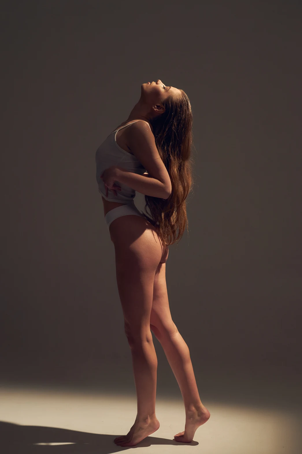 Esvaziadores de Gordura - young-attractive-woman-model-with-brown-long-curly-hair-white-bodysuit-dress-long-leg