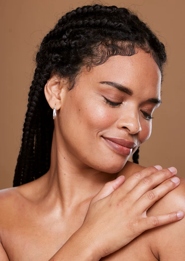 Microagulhamento - Drug delivery black-woman-skincare-face-with-smile-relax-cosmetics-makeup-against-brown-