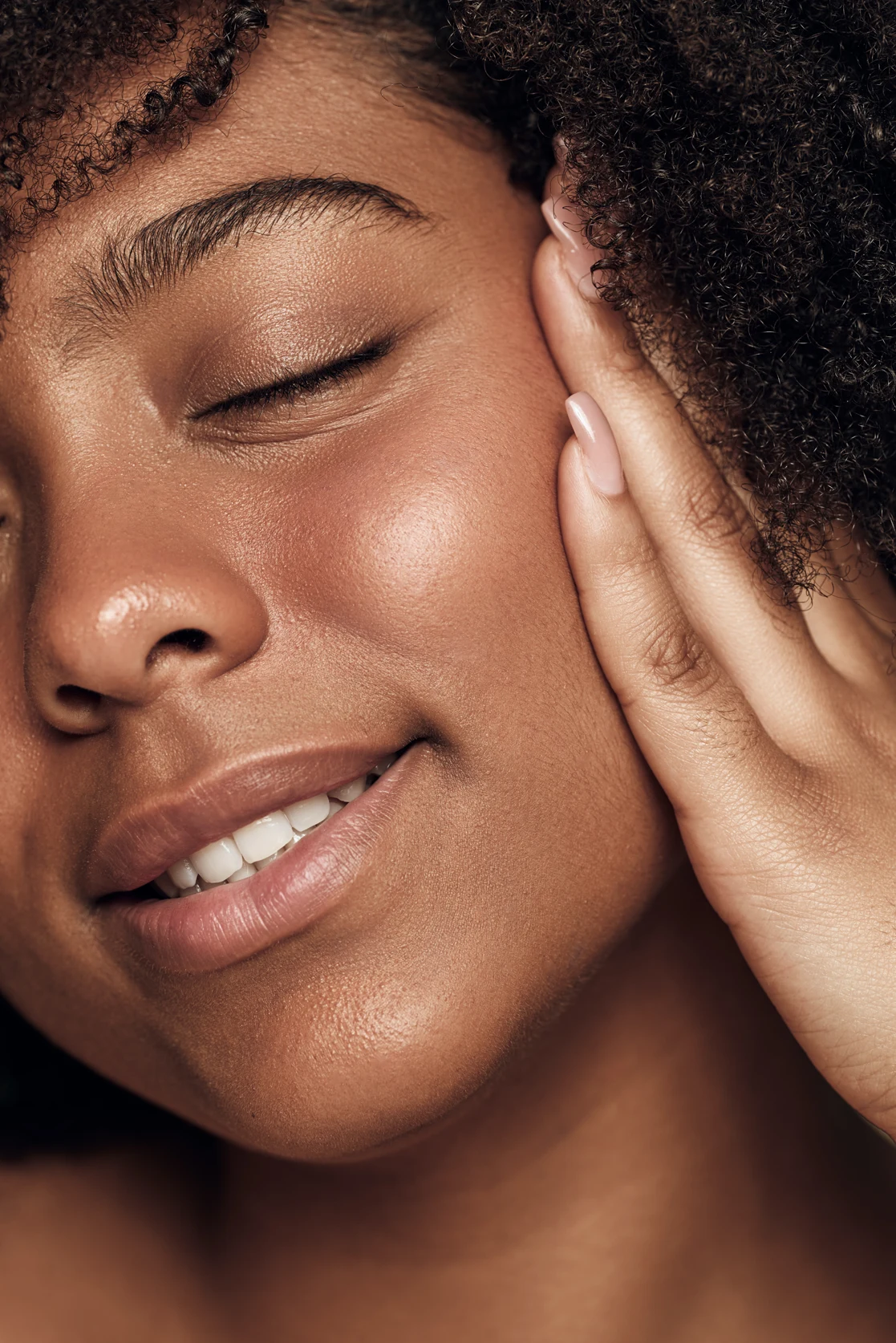 Protocolos de Saúde da Pele crop-happy-young-ethnic-lady-smiling-with-closed-eyes-while-touching-face