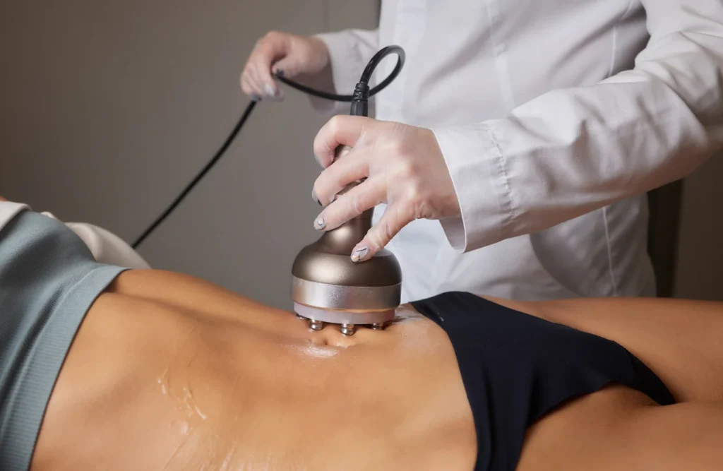 Radiofrequência procedure-removing-cellulite-female-abdomen-cavitation-belly-massage-ultrasonic-massage-weight-loss-correction-female-figure-without-surgical-intervention-closeup-tummy